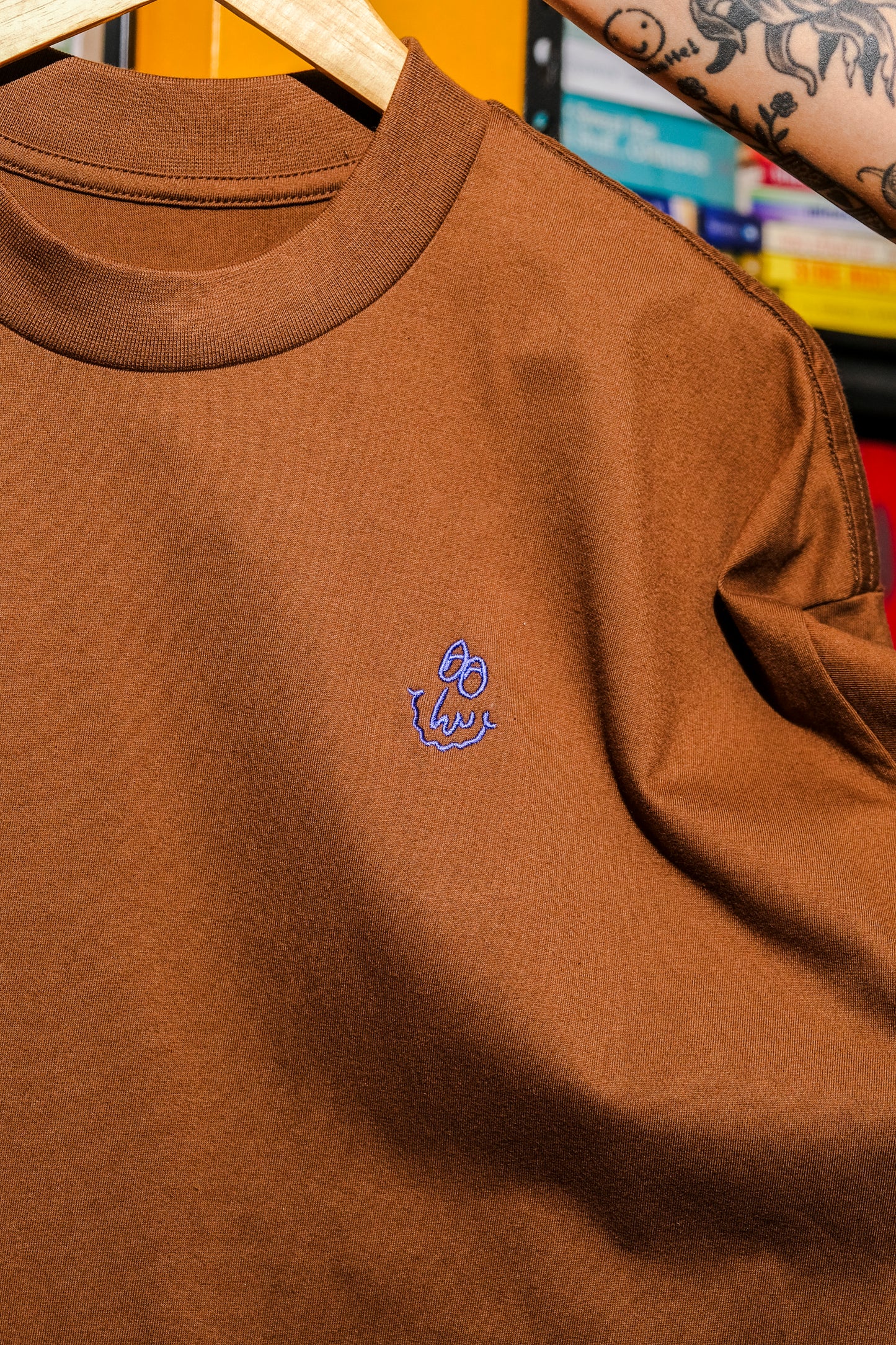 'Smile Scribble' Embroidered SS Tee (Brown)